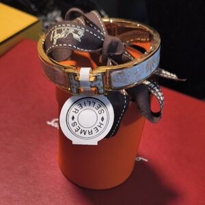 Gold Chic H Braclet NWT Signed Great Quality